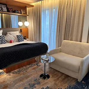 Hotel Card, Parijs